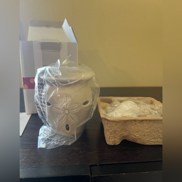 NEW Scentsy PRETTY BIRD WARMER & NEW SAND DOLLAR Nightlight Scentsy Warmer - Picture 4 of 16